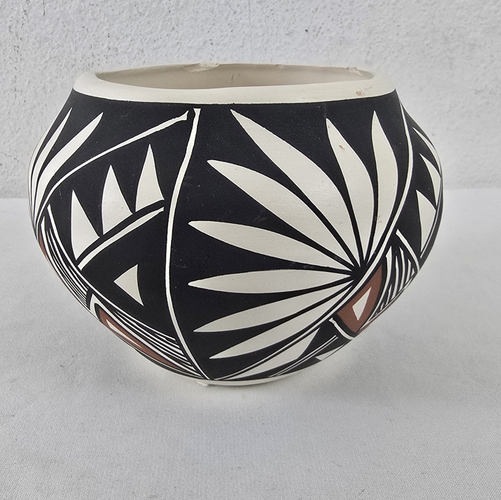 Vintage Hand Painted Acoma Pottery Jar Signed Victorino - Picture 4 of 9